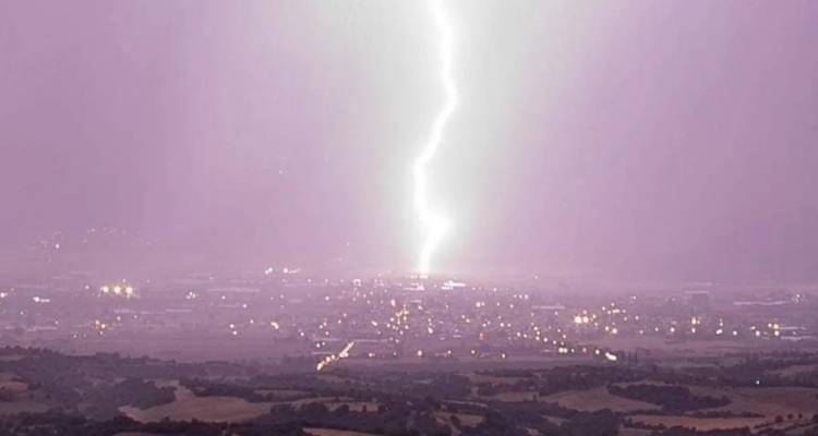 &Theta;&epsilon;&sigma;&sigma;&alpha;&lambda;&omicron;&nu;ί&kappa;&eta;: &Epsilon;&nu;&tau;&upsilon;&pi;&omega;&sigma;&iota;&alpha;&kappa;ή &phi;&omega;&tau;&omicron;&gamma;&rho;&alpha;&phi;ί&alpha; &alpha;&pi;ό &pi;&tau;ώ&sigma;&eta; &kappa;&epsilon;&rho;&alpha;&upsilon;&nu;&omicron;ύ