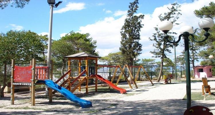 Σ&#039; αυτές τις παιδικές χαρές παίζουν τα παιδιά μας... (mp3)