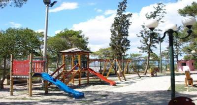 Σ&#039; αυτές τις παιδικές χαρές παίζουν τα παιδιά μας... (mp3)