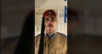 &Epsilon;ύ&zeta;&omega;&nu;&alpha;&sigmaf; &delta;ά&kappa;&rho;&upsilon;&sigma;&epsilon; &sigma;&tau;&eta;&nu; &tau;&epsilon;&lambda;&epsilon;&upsilon;&tau;&alpha;ί&alpha; &tau;&omicron;&upsilon; &upsilon;&pi;&eta;&rho;&epsilon;&sigma;ί&alpha;: &Sigma;&epsilon;&beta;&alpha;&sigma;&mu;ό&sigmaf; &kappa;&alpha;&iota; &upsilon;&pi;&epsilon;&rho;&eta;&phi;ά&nu;&epsilon;&iota;&alpha; -&Beta;&rho;&omicron;&chi;ή &tau;&alpha; &alpha;&pi;&omicron;&theta;&epsilon;&omega;&tau;&iota;&kappa;ά &sigma;&chi;ό&lambda;&iota;&alpha; &sigma;&tau;&alpha; social [&beta;ί&nu;&tau;&epsilon;&omicron;]