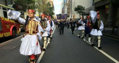 &Mu;&epsilon; &epsilon;&lambda;&lambda;&eta;&nu;&iota;&kappa;ή &lambda;&epsilon;&beta;&epsilon;&nu;&tau;&iota;ά &eta; &epsilon;&pi;έ&tau;&epsilon;&iota;&omicron;&sigmaf; ANZAC Day &sigma;&tau;&eta;&nu; &Alpha;&upsilon;&sigma;&tau;&rho;&alpha;&lambda;ί&alpha;