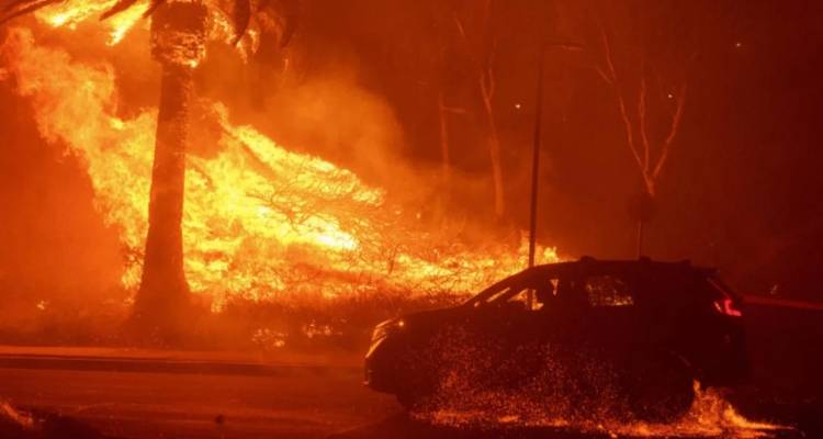 Καλιφόρνια: Εκτός ελέγχου η πυρκαγιά στο Μαλιμπού -Celebrities εκκενώνουν τα σπίτια τους [βίντεο]