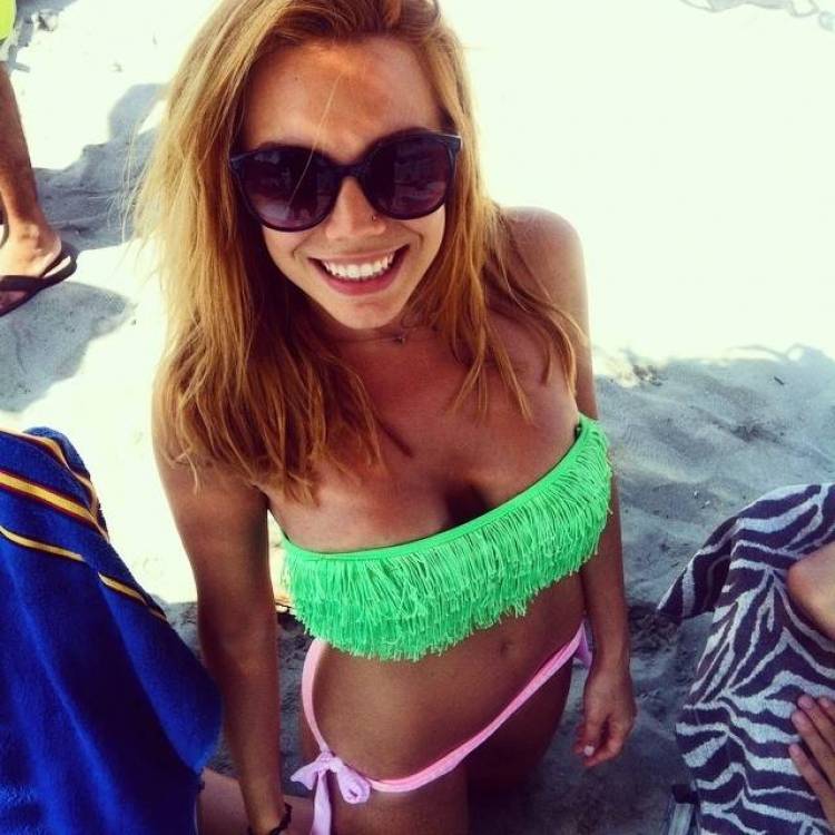 Στη Λήμνο για διακοπές η Κρυσταλλία (photos)