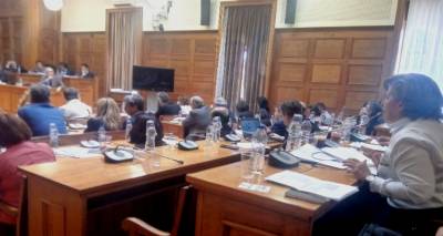 &Chi;&rho;. &Kappa;&alpha;&lambda;&omicron;&gamma;ή&rho;&omicron;&upsilon;: &laquo;&Eta; &alpha;&nu;&tau;&iota;&mu;&epsilon;&tau;ώ&pi;&iota;&sigma;&eta; &tau;&omicron;&upsilon; &pi;&rho;&omicron;&sigma;&phi;&upsilon;&gamma;&iota;&kappa;&omicron;ύ-&mu;&epsilon;&tau;&alpha;&nu;&alpha;&sigma;&tau;&epsilon;&upsilon;&tau;&iota;&kappa;&omicron;ύ &delta;&epsilon;&nu; &epsilon;&xi;&alpha;&nu;&tau;&lambda;&epsilon;ί&tau;&alpha;&iota; &sigma;&epsilon; &mu;ί&alpha; &nu;&omicron;&mu;&omicron;&theta;&epsilon;&tau;&iota;&kappa;ή &pi;&rho;&omega;&tau;&omicron;&beta;&omicron;&upsilon;&lambda;ί&alpha;&raquo;