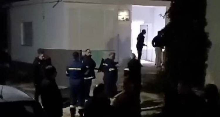 &Tau;&rho;&alpha;&gamma;&omega;&delta;ί&alpha; &sigma;&tau;&eta;&nu; &Alpha;&lambda;&epsilon;&xi;&alpha;&nu;&delta;&rho;&omicron;ύ&pi;&omicron;&lambda;&eta;: &Zeta;&epsilon;&upsilon;&gamma;ά&rho;&iota; &beta;&rho;έ&theta;&eta;&kappa;&epsilon; &nu;&epsilon;&kappa;&rho;ό &sigma;&tau;&omicron; &sigma;&pi;ί&tau;&iota; &tau;&omicron;&upsilon;
