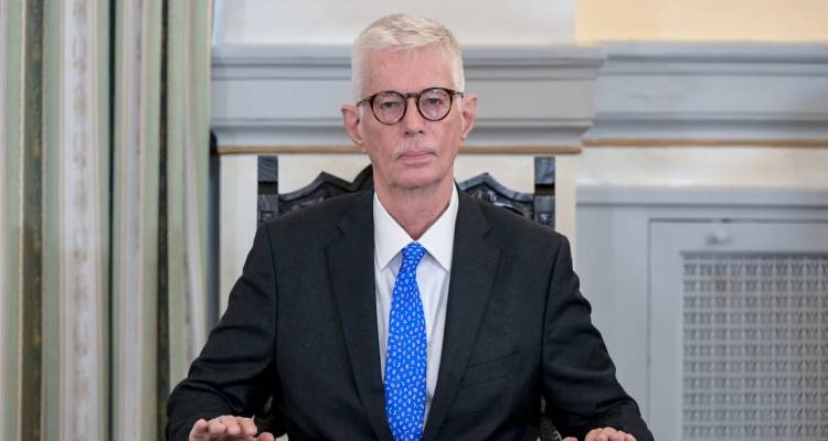 &Tau;&omicron; &pi;&alpha;&rho;&alpha;&sigma;&kappa;ή&nu;&iota;&omicron; &tau;&eta;&sigmaf; &pi;&alpha;&rho;&alpha;ί&tau;&eta;&sigma;&eta;&sigmaf; &Delta;&omicron;&xi;&iota;ά&delta;&eta; &mu;ί&alpha; &eta;&mu;έ&rho;&alpha; &mu;&epsilon;&tau;ά &tau;&eta;&nu; &omicron;&rho;&kappa;&omega;&mu;&omicron;&sigma;ί&alpha; &tau;&omicron;&upsilon; &kappa;&alpha;&iota; &eta; &alpha;&nu;ά&rho;&tau;&eta;&sigma;ή &tau;&omicron;&upsilon;