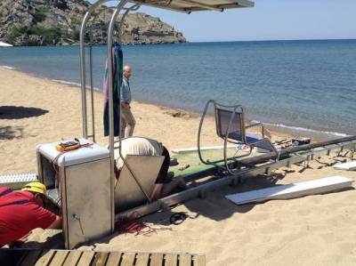 Ξεκίνησε η τοποθέτηση ράμπας για πρόσβαση ΑμεΑ στις παραλίες της Λήμνου (video + photos + mp3)