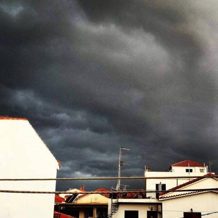 Ξαφνικό μπουρίνι «σκοτείνιασε» τη Λήμνο