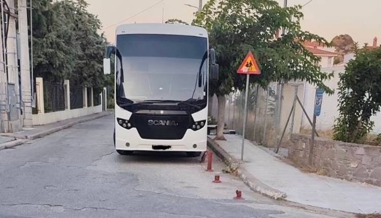 &Mu;ύ&rho;&iota;&nu;&alpha;: &Pi;&alpha;&rho;&kappa;&alpha;&rho;&iota;&sigma;&mu;έ&nu;&omicron; &lambda;&epsilon;&omega;&phi;&omicron;&rho;&epsilon;ί&omicron; &laquo;&kappa;&lambda;&epsilon;ί&nu;&epsilon;&iota;&raquo; &tau;&eta;&nu; &omicron;&rho;&alpha;&tau;ό&tau;&eta;&tau;&alpha; | &Pi;&alpha;&rho;&alpha;&lambda;ί&gamma;&omicron; &sigma;ύ&gamma;&kappa;&rho;&omicron;&upsilon;&sigma;&eta; &chi;&theta;&epsilon;&sigmaf; &tau;&omicron; &beta;&rho;ά&delta;&upsilon; &sigma;&tau;&eta; &Lambda;. &Delta;&eta;&mu;&omicron;&kappa;&rho;&alpha;&tau;ί&alpha;&sigmaf;
