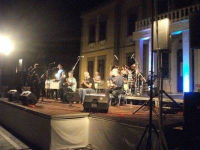 «Νίκησε» η ανθρωπιά χθες στη συναυλία αλληλεγγύης στο Γυμνάσιο Μύρινας (photos)