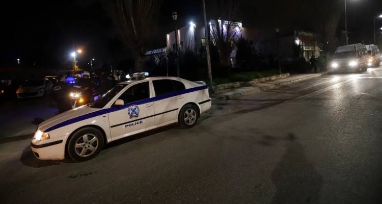 &Pi;&epsilon;&rho;&iota;&sigma;&tau;έ&rho;&iota;: &Omicron;&mu;ά&delta;&alpha; 20 &alpha;&tau;ό&mu;&omega;&nu; &chi;&tau;ύ&pi;&eta;&sigma;&epsilon; &kappa;&alpha;&iota; &lambda;ή&sigma;&tau;&epsilon;&psi;&epsilon; &pi;&alpha;&rho;έ&alpha; &nu;&epsilon;&alpha;&rho;ώ&nu; -&Sigma;&tau;&omicron; &nu;&omicron;&sigma;&omicron;&kappa;&omicron;&mu;&epsilon;ί&omicron; 18&chi;&rho;&omicron;&nu;&omicron;&sigmaf;, &mu;ί&alpha; &sigma;ύ&lambda;&lambda;&eta;&psi;&eta;