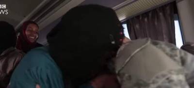 &Iota;&rho;&alpha;&kappa;&iota;&nu;ό&sigmaf; &sigma;&tau;&rho;&alpha;&tau;&iota;ώ&tau;&eta;&sigmaf; &sigma;&pi;&alpha;&rho;ά&zeta;&epsilon;&iota; &sigma;&tau;&eta;&nu; &alpha;&gamma;&kappa;&alpha;&lambda;&iota;ά &tau;&eta;&sigmaf; &mu;&eta;&tau;έ&rho;&alpha;&sigmaf; &tau;&omicron;&upsilon; -&Tau;&eta;&nu; &epsilon;ί&delta;&epsilon; &gamma;&iota;&alpha; &pi;&rho;ώ&tau;&eta; &phi;&omicron;&rho;ά &mu;&epsilon;&tau;ά &alpha;&pi;ό 2 &chi;&rho;ό&nu;&iota;&alpha; (video)