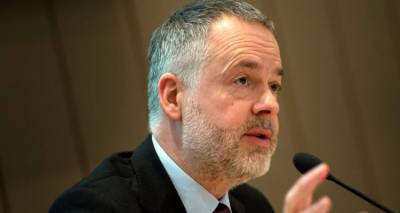 E&xi;&epsilon;&lambda;ί&xi;&epsilon;&iota;&sigmaf;: &Pi;&alpha;&rho;&alpha;&iota;&tau;ή&theta;&eta;&kappa;&epsilon; &omicron; &delta;&iota;&epsilon;&upsilon;&theta;&upsilon;&nu;&tau;ή&sigmaf; &tau;&omicron;&upsilon; &Beta;&rho;&epsilon;&tau;&alpha;&nu;&iota;&kappa;&omicron;ύ &Mu;&omicron;&upsilon;&sigma;&epsilon;ί&omicron;&upsilon; &mu;&epsilon;&tau;ά &tau;&iota;&sigmaf; &alpha;&pi;&omicron;&kappa;&alpha;&lambda;ύ&psi;&epsilon;&iota;&sigmaf; &gamma;&iota;&alpha; &kappa;&lambda;&omicron;&pi;έ&sigmaf; &alpha;&rho;&chi;&alpha;&iota;&omicron;&tau;ή&tau;&omega;&nu;