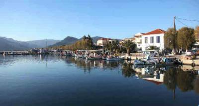 Βρετανοί επέστρεψαν στη Λέσβο έπειτα από 40 χρόνια | Για να δώσουν φωτογραφία που είχαν υποσχεθεί