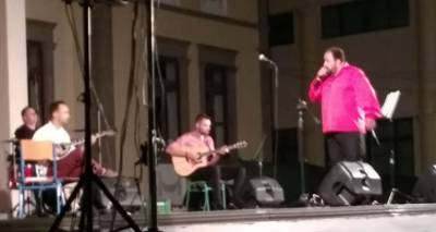 &laquo;&Pi;&lambda;&eta;&mu;&mu;ύ&rho;&iota;&sigma;&epsilon;&raquo; &alpha;&gamma;ά&pi;&eta; &kappa;&alpha;&iota; ό&mu;&omicron;&rho;&phi;&alpha; &tau;&rho;&alpha;&gamma;&omicron;ύ&delta;&iota;&alpha; &omicron; &Rho;&omega;&mu;έ&iota;&kappa;&omicron;&sigmaf; &Gamma;&iota;&alpha;&lambda;ό&sigmaf; (photos)