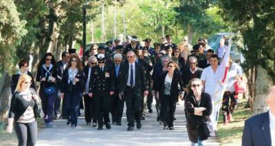 "&Phi;ί&lambda;&omicron;&iota; &tau;&omega;&nu; ANZAC &alpha;&pi;&omicron; &tau;&eta; &Lambda;ή&mu;&nu;&omicron;": &Epsilon;&pi;ό&mu;&epsilon;&nu;&omicron;&sigmaf; &sigma;&tau;ό&chi;&omicron;&sigmaf; &omicron; &epsilon;&omicron;&rho;&tau;&alpha;&sigma;&mu;ό&sigmaf; &tau;&omega;&nu; 100 &chi;&rho;ό&nu;&omega;&nu; &alpha;&pi;ό &tau;&eta;&nu; "&Upsilon;&pi;&omicron;&gamma;&rho;&alpha;&phi;ή &tau;&eta;&sigmaf; &Sigma;&upsilon;&nu;&theta;ή&kappa;&eta;&sigmaf; &tau;&omicron;&upsilon; &Mu;&omicron;ύ&delta;&rho;&omicron;&upsilon;"