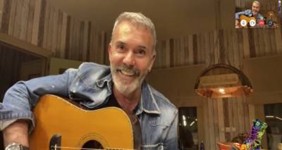 &Sigma;&tau;έ&lambda;&iota;&omicron;&sigmaf; &Rho;ό&kappa;&kappa;&omicron;&sigmaf;: &Eta; unplugged &epsilon;&rho;&mu;&eta;&nu;&epsilon;ί&alpha; &tau;&omicron;&upsilon; &nu;έ&omicron;&upsilon; &tau;&omicron;&upsilon; &tau;&rho;&alpha;&gamma;&omicron;&upsilon;&delta;&iota;&omicron;ύ &sigma;&tau;&omicron; &Rho;ά&delta;&iota;&omicron; &Alpha;&rho;&beta;ύ&lambda;&alpha; (video)