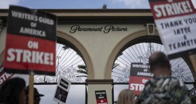 &Alpha;&pi;&epsilon;&rho;&gamma;ί&alpha; &sigma;&tau;&omicron; &Chi;ό&lambda;&iota;&gamma;&omicron;&upsilon;&nu;&tau;: &Epsilon;&pi;&alpha;&nu;έ&nu;&alpha;&rho;&xi;&eta; &delta;&iota;&alpha;&pi;&rho;&alpha;&gamma;&mu;&alpha;&tau;&epsilon;ύ&sigma;&epsilon;&omega;&nu; &mu;&epsilon;&tau;&alpha;&xi;ύ &eta;&theta;&omicron;&pi;&omicron;&iota;ώ&nu; &kappa;&alpha;&iota; &epsilon;&tau;&alpha;&iota;&rho;&iota;ώ&nu; &kappa;&iota;&nu;&eta;&mu;&alpha;&tau;&omicron;&gamma;&rho;&alpha;&phi;&iota;&kappa;ώ&nu; &pi;&alpha;&rho;&alpha;&gamma;&omega;&gamma;ώ&nu;