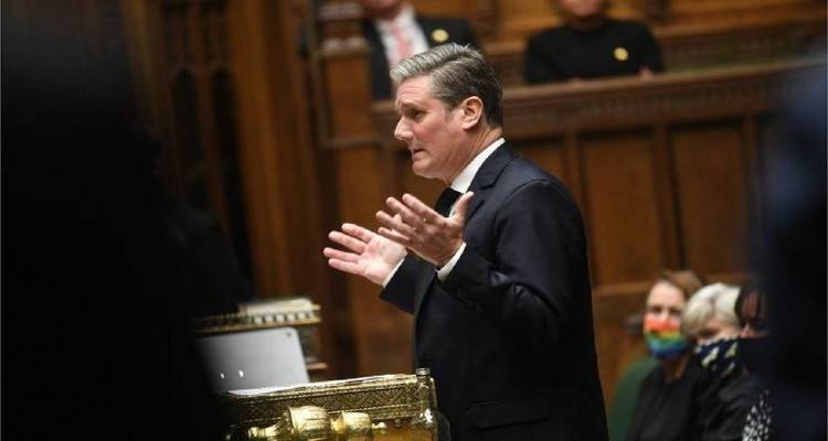Βρετανία: “Σε λάσπη διαφθοράς βυθίζονται οι Τόρις” , ισχυρίζεται ο ηγέτης των Εργατικών σερ Κιρ Στάρμερ