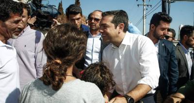 &Sigma;&tau;&omicron; &Mu;ά&tau;&iota; &mu;&epsilon; &Delta;&omicron;ύ&rho;&omicron;&upsilon; &kappa;&alpha;&iota; &Psi;&iota;&nu;ά&kappa;&eta; &omicron; &Tau;&sigma;ί&pi;&rho;&alpha;&sigmaf;: &laquo;&Delta;&epsilon;&nu; ή&rho;&theta;&alpha; &epsilon;&delta;ώ &gamma;&iota;&alpha; &tau;&iota;&sigmaf; &epsilon;&nu;&tau;&upsilon;&pi;ώ&sigma;&epsilon;&iota;&sigmaf;&raquo;