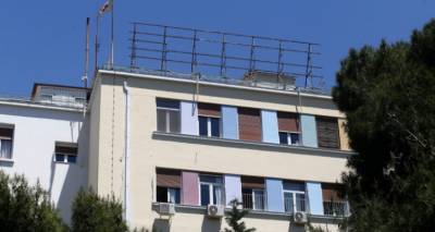 &Sigma;&upsilon;&gamma;&kappa;&lambda;&omicron;&nu;ί&zeta;&epsilon;&iota; &omicron; &pi;&alpha;&tau;έ&rho;&alpha;&sigmaf; &tau;&eta;&sigmaf; &Alpha;&lambda;&epsilon;&xi;ί&alpha;&sigmaf; &pi;&omicron;&upsilon; &chi;&tau;&upsilon;&pi;ή&theta;&eta;&kappa;&epsilon; &alpha;&pi;ό &alpha;&delta;έ&sigma;&pi;&omicron;&tau;&eta; &sigma;&phi;&alpha;ί&rho;&alpha;: &Pi;έ&nu;&tau;&epsilon; &mu;ή&nu;&epsilon;&sigmaf; &tau;&omicron; &pi;&alpha;&iota;&delta;ά&kappa;&iota; &mu;&omicron;&upsilon; &epsilon;ί&nu;&alpha;&iota; &kappa;&alpha;&theta;&eta;&lambda;&omega;&mu;έ&nu;&omicron; &sigma;&tau;&omicron; &kappa;&rho;&epsilon;&beta;ά&tau;&iota;