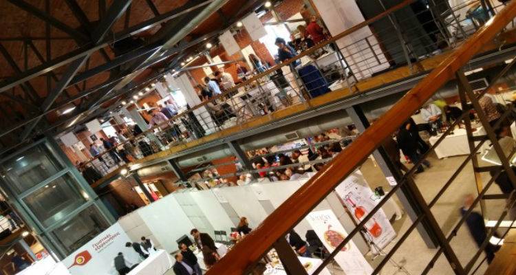 &Tau;&alpha; &kappa;&rho;&alpha;&sigma;&iota;ά &tau;&eta;&sigmaf; &Lambda;ή&mu;&nu;&omicron;&upsilon; &sigma;&tau;&omicron; "&Chi;ά&rho;&tau;&eta; &tau;&omega;&nu; &Gamma;&epsilon;ύ&sigma;&epsilon;&omega;&nu;"