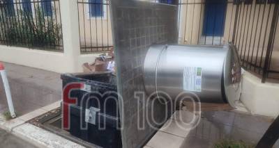 &Lambda;ή&mu;&nu;&omicron;&sigmaf;: &Eta; &pi;ί&epsilon;&sigma;&eta; &tau;&omega;&nu; &upsilon;&delta;ά&tau;&omega;&nu; έ&beta;&gamma;&alpha;&lambda;&epsilon; &nu;&omicron;&kappa; ά&omicron;&upsilon;&tau; &upsilon;&pi;&omicron;&gamma;&epsilon;&iota;&omicron;&pi;&omicron;&iota;&eta;&mu;έ&nu;&omicron; &kappa;ά&delta;&omicron; &sigma;&tau;&eta; &Lambda;. &Delta;&eta;&mu;&omicron;&kappa;&rho;&alpha;&tau;ί&alpha;&sigmaf;