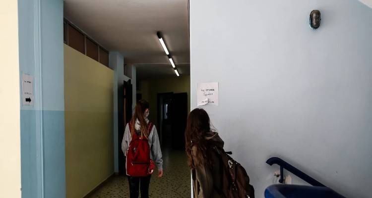 «Θα γίνω το αγόρι σου, θα σου τα μάθω όλα» έγραφε ο δάσκαλος στην 9χρονη | Εστειλε 45 σελίδες μηνύματα σε 4 ημέρες