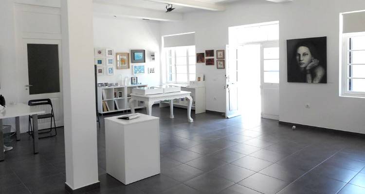 &Lambda;ή&mu;&nu;&omicron;&sigmaf;: Έ&kappa;&theta;&epsilon;&sigma;&eta; "Main Point" &sigma;&tau;&eta;&nu; Art Gallery Poseidon