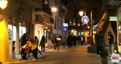 Εορταστικό ωράριο στην αγορά της Μύρινας: Δείτε πότε αρχίζει και ποιες Κυριακές θα είναι ανοιχτά τα καταστήματα