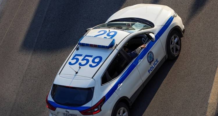 &Sigma;&upsilon;&nu;&epsilon;&lambda;ή&phi;&theta;&eta; &delta;&iota;&kappa;&eta;&gamma;ό&rho;&omicron;&sigmaf; &pi;&omicron;&upsilon; &chi;&tau;ύ&pi;&eta;&sigma;&epsilon; &tau;&eta;&nu; &alpha;&delta;&epsilon;&lambda;&phi;ή &tau;&omicron;&upsilon; &kappa;&alpha;&iota; &tau;&eta;&nu; &alpha;&pi;&epsilon;ί&lambda;&eta;&sigma;&epsilon; &mu;&epsilon; &mu;&alpha;&chi;&alpha;ί&rho;&iota; -&Epsilon;ί&chi;&epsilon; ό&pi;&lambda;&omicron; &mu;έ&sigma;&alpha; &sigma;&tau;&omicron; &nu;&omicron;&sigma;&omicron;&kappa;&omicron;&mu;&epsilon;ί&omicron;