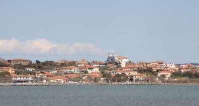 &Kappa;&alpha;&iota; &tau;&omicron; &Mu;&omicron;ύ&delta;&rho;&omicron; &sigma;&tau;&omicron; &pi;&lambda;&epsilon;&upsilon;&rho;ό &tau;&eta;&sigmaf; &Omicron;&upsilon;&kappa;&rho;&alpha;&nu;ί&alpha;&sigmaf;