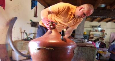 Καζάνια, μεζέδες και παρέες | Ξεκίνησε η τσιπουροσεζόν στη Λήμνο