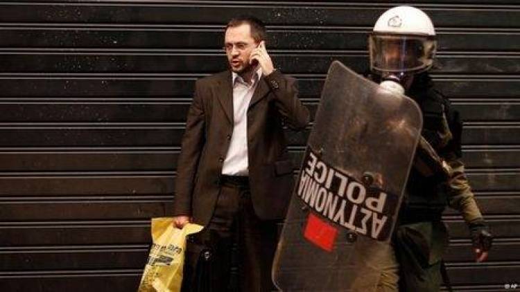 Welt: &Eta; &epsilon;&lambda;&lambda;&eta;&nu;&iota;&kappa;ή &alpha;&sigma;&tau;&upsilon;&nu;&omicron;&mu;ί&alpha; &sigma;&upsilon;&gamma;&kappa;&alpha;&lambda;ύ&pi;&tau;&epsilon;&iota; &beta;&alpha;&sigma;&alpha;&nu;&iota;&sigma;&tau;ή&rho;&iota;&alpha;