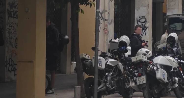 &Theta;&rho;ί&lambda;&epsilon;&rho; &mu;&epsilon; &nu;&epsilon;&kappa;&rho;ή &gamma;&upsilon;&nu;&alpha;ί&kappa;&alpha; &sigma;&tau;&omicron; &kappa;έ&nu;&tau;&rho;&omicron; &tau;&eta;&sigmaf; &Alpha;&theta;ή&nu;&alpha;&sigmaf; -&laquo;&Xi;ύ&pi;&nu;&eta;&sigma;&alpha; &alpha;&pi;ό &kappa;&rho;&alpha;&upsilon;&gamma;έ&sigmaf;, &phi;ώ&nu;&alpha;&zeta;&epsilon; &sigma;&upsilon;&gamma;&gamma;&nu;ώ&mu;&eta;, ά&nu;&omicron;&iota;&xi;&epsilon;, έ&lambda;&alpha; &pi;ί&sigma;&omega;&raquo;
