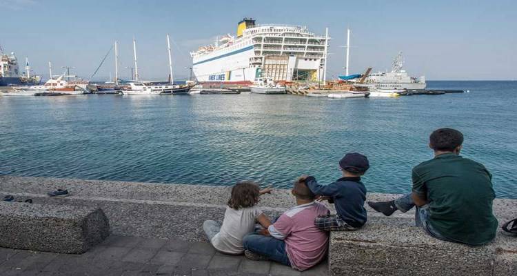 &Pi;ά&nu;&omega; &alpha;&pi;ό 60 &mu;&epsilon;&tau;&alpha;&nu;ά&sigma;&tau;&epsilon;&sigmaf; &kappa;&alpha;&iota; &pi;&rho;ό&sigma;&phi;&upsilon;&gamma;&epsilon;&sigmaf; έ&phi;&tau;&alpha;&sigma;&alpha;&nu; &sigma;ή&mu;&epsilon;&rho;&alpha; &sigma;&tau;&eta;&nu; &Lambda;έ&sigma;&beta;&omicron;