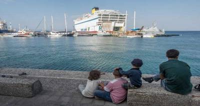 &Pi;ά&nu;&omega; &alpha;&pi;ό 60 &mu;&epsilon;&tau;&alpha;&nu;ά&sigma;&tau;&epsilon;&sigmaf; &kappa;&alpha;&iota; &pi;&rho;ό&sigma;&phi;&upsilon;&gamma;&epsilon;&sigmaf; έ&phi;&tau;&alpha;&sigma;&alpha;&nu; &sigma;ή&mu;&epsilon;&rho;&alpha; &sigma;&tau;&eta;&nu; &Lambda;έ&sigma;&beta;&omicron;
