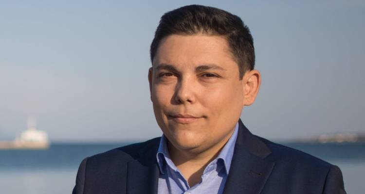 &Omicron; &Gamma;&iota;ά&nu;&nu;&eta;&sigmaf; &Mu;&pi;&omicron;&upsilon;&rho;&nu;&omicron;ύ&sigmaf; &sigma;&tau;&eta; &Lambda;ή&mu;&nu;&omicron; &gamma;&iota;&alpha; &tau;&rho;&iota;ή&mu;&epsilon;&rho;&eta; &pi;&epsilon;&rho;&iota;&omicron;&delta;&epsilon;ί&alpha;: &laquo;&Sigma;&tau;ό&chi;&omicron;&sigmaf; &mu;&alpha;&sigmaf; &omicron; &Sigma;&Upsilon;&Rho;&Iota;&Zeta;&Alpha; &nu;&alpha; &beta;&gamma;&epsilon;&iota; &delta;&upsilon;&nu;&alpha;&tau;ό&tau;&epsilon;&rho;&omicron;&sigmaf; &kappa;&alpha;&iota; &sigma;&tau;&eta; &Lambda;ή&mu;&nu;&omicron;&raquo;