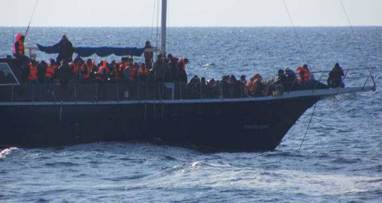 Kάθειρξη 103 ετών και χρηματική ποινή 260.000 ευρώ σε Ελληνα διακινητή μεταναστών