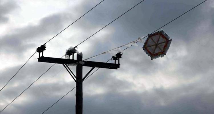 Διακοπή ρεύματος στην περιοχή «Ψύλλοι» | Χαρταετοί μπλέχτηκαν στα καλώδια ρεύματος
