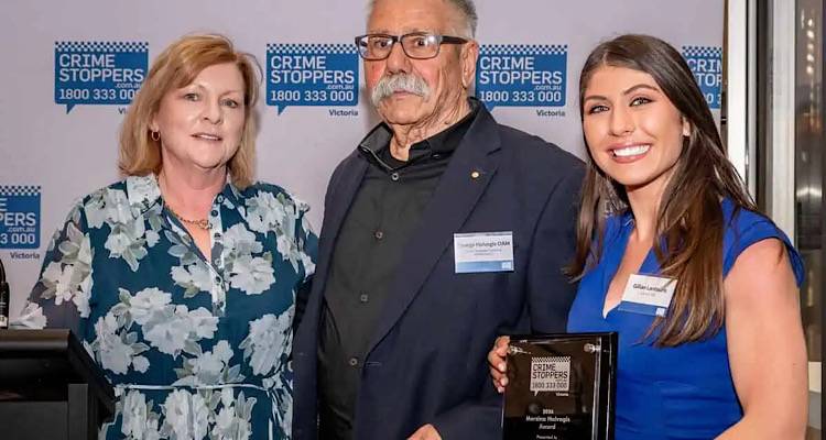 &Eta; &Lambda;&eta;&mu;&nu;&iota;ά Gillian Lantouris &beta;&rho;&alpha;&beta;&epsilon;ύ&tau;&eta;&kappa;&epsilon; &sigma;&tau;&eta;&nu; &Alpha;&upsilon;&sigma;&tau;&rho;&alpha;&lambda;ί&alpha; | &Eta; &sigma;&pi;&omicron;&upsilon;&delta;&alpha;ί&alpha; &delta;&iota;ά&kappa;&rho;&iota;&sigma;&eta; &kappa;&alpha;&iota; &eta; &sigma;&upsilon;&gamma;&kappa;&lambda;&omicron;&nu;&iota;&sigma;&tau;&iota;&kappa;ή &iota;&sigma;&tau;&omicron;&rho;ί&alpha; &pi;ί&sigma;&omega; &alpha;&pi;ό &tau;&omicron; &beta;&rho;&alpha;&beta;&epsilon;ί&omicron;