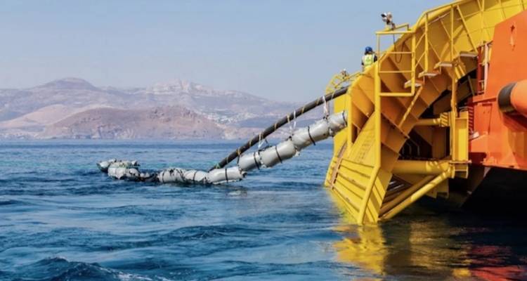 &Kappa;&alpha;&tau;' &alpha;&rho;&chi;ή&nu; &sigma;&upsilon;&mu;&phi;&omega;&nu;ί&alpha; &gamma;&iota;&alpha; &tau;&eta;&nu; &eta;&lambda;&epsilon;&kappa;&tau;&rho;&iota;&kappa;ή &delta;&iota;&alpha;&sigma;ύ&nu;&delta;&epsilon;&sigma;&eta; E&lambda;&lambda;ά&delta;&alpha;&sigmaf;-&Kappa;ύ&pi;&rho;&omicron;&upsilon; -&Tau;&iota; &pi;&rho;&omicron;&beta;&lambda;έ&pi;&epsilon;&iota;