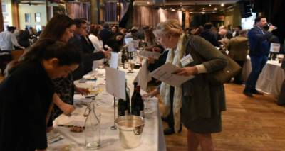 &Alpha;&Rho;&Chi;&Epsilon;&Iota;&Omicron;&Upsilon; - &Sigma;&tau;&iota;&gamma;&mu;&iota;ό&tau;&upsilon;&pi;&omicron; &alpha;&pi;ό &beta;&rho;&alpha;&delta;&iota;ά &gamma;&epsilon;&upsilon;&sigma;&iota;&gamma;&nu;&omega;&sigma;ί&alpha;&sigmaf; &kappa;&rho;&alpha;&sigma;&iota;ώ&nu;. &Phi;&omega;&tau;&omicron;&gamma;&rho;&alpha;&phi;ί&alpha;: &Epsilon;&theta;&nu;&iota;&kappa;ό&sigmaf; &Kappa;ή&rho;&upsilon;&xi;, &Kappa;ώ&sigma;&tau;&alpha;&sigmaf; &Mu;&pi;έ&eta;.