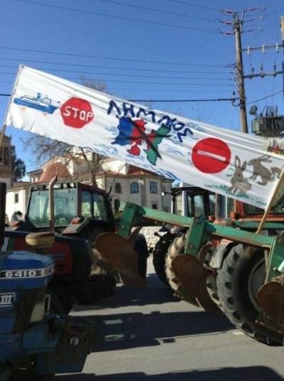 Παρατεταγμένα τα τρακτέρ των αγροτών | Υπό κατάληψη το πρώην Επαρχείο και ο Δήμος Λήμνου