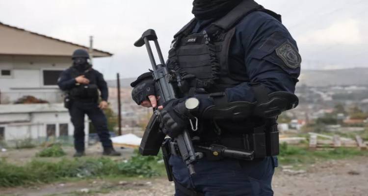 &Sigma;&tau;&alpha; &chi;έ&rho;&iota;&alpha; &tau;&eta;&sigmaf; &Epsilon;&Lambda;.&Alpha;&Sigma;. &upsilon;&pi;ή&kappa;&omicron;&omicron;&sigmaf; &Tau;&omicron;&upsilon;&rho;&kappa;ί&alpha;&sigmaf;, &tau;&omicron; &laquo;&Gamma;&epsilon;&rho;ά&kappa;&iota;&raquo; &tau;&eta;&sigmaf; &tau;&omicron;&upsilon;&rho;&kappa;&iota;&kappa;ή&sigmaf; &mu;&alpha;&phi;ί&alpha;&sigmaf; | &Sigma;&upsilon;&nu;&epsilon;&lambda;ή&phi;&theta;&eta; &sigma;&tau;&eta; &Chi;ί&omicron;