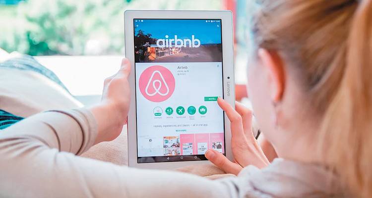 Μέτρα ετοιμάζει η κυβέρνηση: Ημερολογιακό πλαφόν στους τρεις μήνες για τα Airbnb