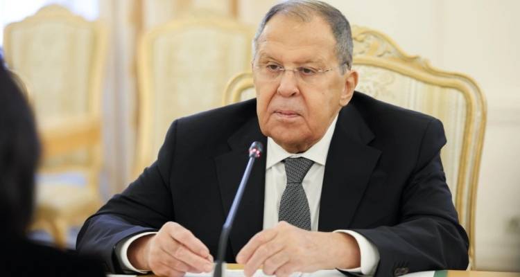 &Lambda;&alpha;&beta;&rho;ό&phi; &kappa;&alpha;&tau;ά &Alpha;&theta;ή&nu;&alpha;&sigmaf;: &Delta;&iota;έ&kappa;&omicron;&psi;&epsilon; &sigma;&upsilon;&nu;&epsilon;&rho;&gamma;&alpha;&sigma;ί&alpha; &delta;&epsilon;&kappa;&alpha;&epsilon;&tau;&iota;ώ&nu; &mu;&epsilon; &tau;&eta; &Rho;&omega;&sigma;ί&alpha;, έ&sigma;&tau;&epsilon;&iota;&lambda;&epsilon; ό&pi;&lambda;&alpha; &sigma;&tau;&eta;&nu; &Omicron;&upsilon;&kappa;&rho;&alpha;&nu;ί&alpha; &chi;&omega;&rho;ί&sigmaf; &nu;&alpha; &sigma;&kappa;&epsilon;&phi;&tau;&epsilon;ί &tau;&omicron;&upsilon;&sigmaf; Έ&lambda;&lambda;&eta;&nu;&epsilon;&sigmaf; &pi;&omicron;&upsilon; &zeta;&omicron;&upsilon;&nu; &epsilon;&kappa;&epsilon;ί