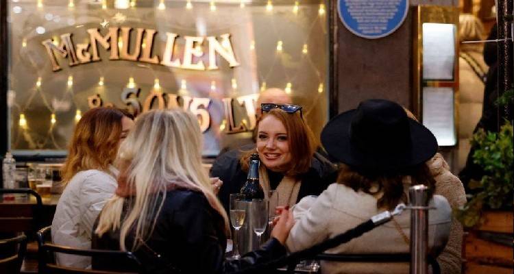 Βρετανία – Covid : Κρίσιμες αποφάσεις καλείται να λάβει η κυβέρνηση για την αναχαίτιση της Όμικρον