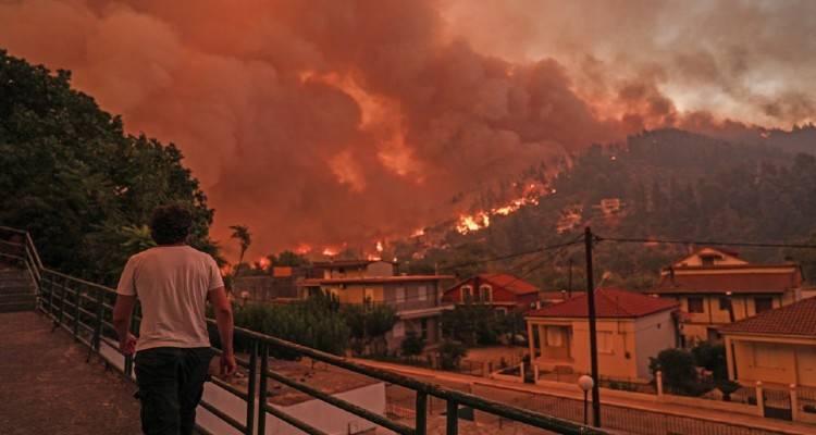 Στις φλόγες για έβδομη μέρα η Εύβοια: Μάχη με τις αναζωπυρώσεις σε Γούβες και Αρτεμίσιο - Κάτοικοι έσωσαν τα χωριά