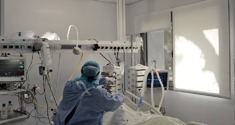 Αγωνία στον «Ερυθρό Σταυρό»: Διασωληνωμένος με κορωνοϊό 17χρονος χωρίς υποκείμενα νοσήματα